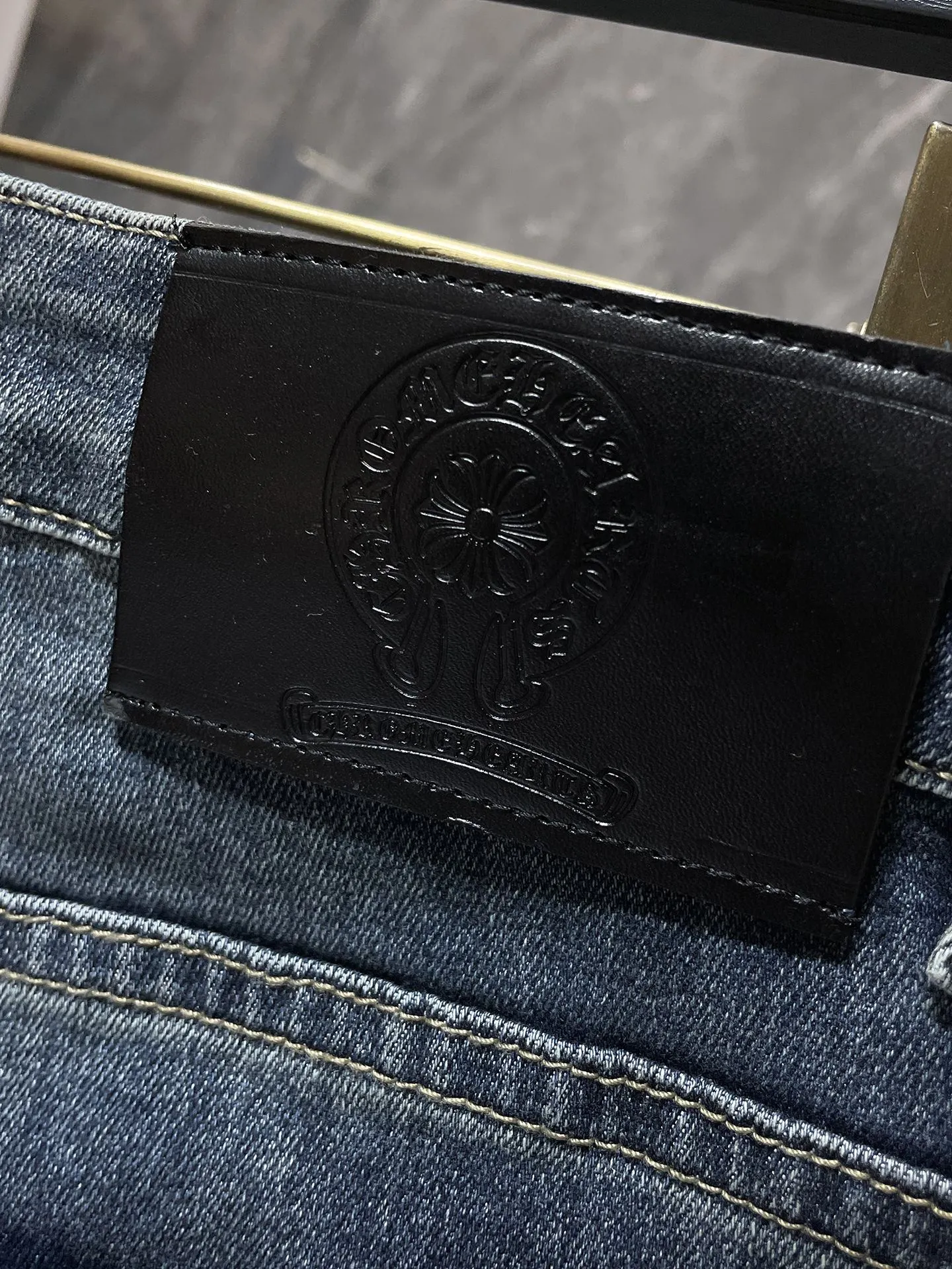 P276 Chrome Hearts🌸Jeans are here🌸 Willow cross ripped jeans. Exclusive custom weaving and dyeing. 100% pure cotton high weight denim fabric. High quality washing! After the pants are finished, do heavy enzyme stone washing and rinsing!  ✨Heavy leather embroidery➕Hand-sewn➕Denim whiskers✨Original hardware mold opening! Carrying various craft elements, this season’s most heavily crafted denim trousers!  Suitable for all kinds of outfits and can be worn in all seasons. Recommended color: dyed denim blue. Code numbers: S, M, L, XL